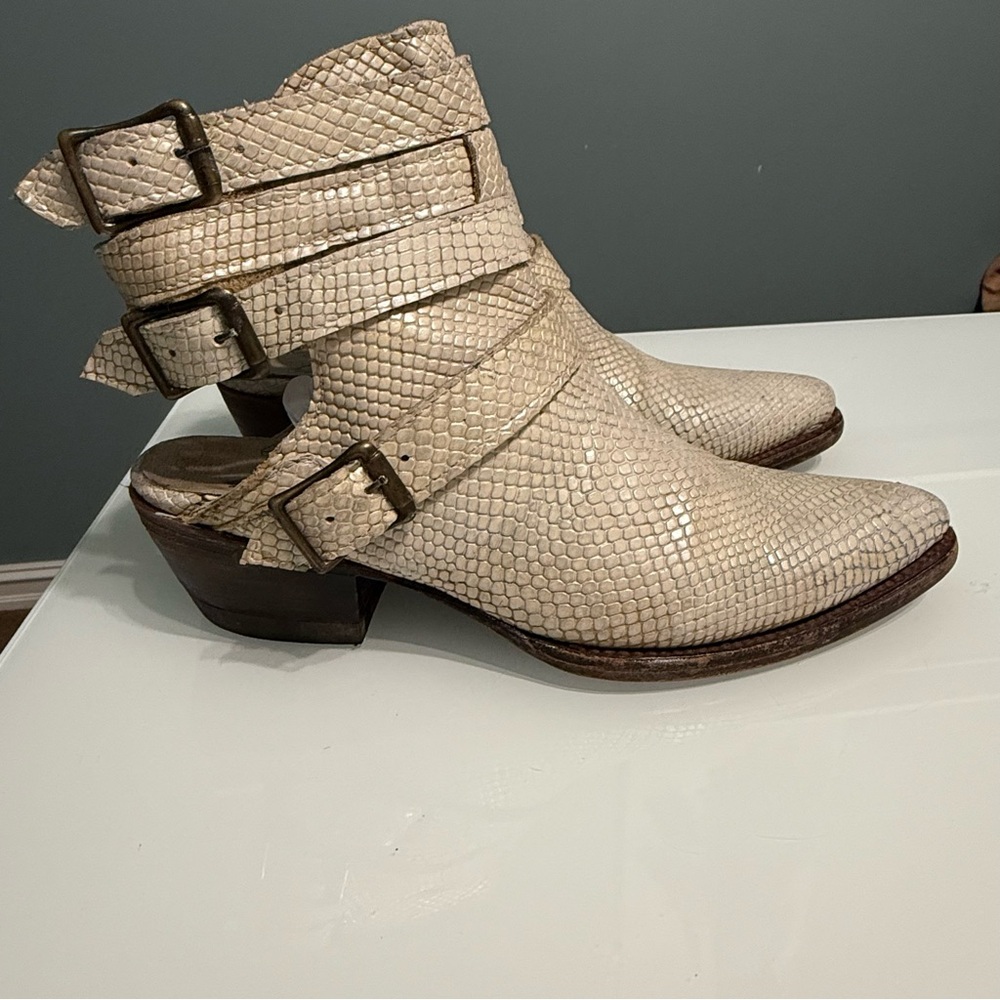Freebird by Steven‎ Lithium Gray Western Buckle Booties – Snakeskin Leather 7M